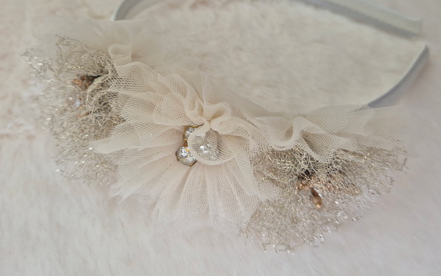 Robe de cérémonie fille ivoire et dorée avec jupe en tulle volumineux et serre-tête assorti Au palais des rêves