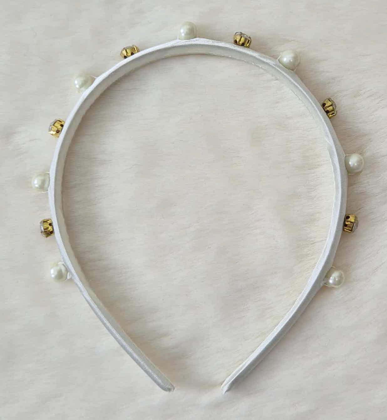 Robe fille blanche et dorée avec fourrure + serre-tête perles Au palais des rêves