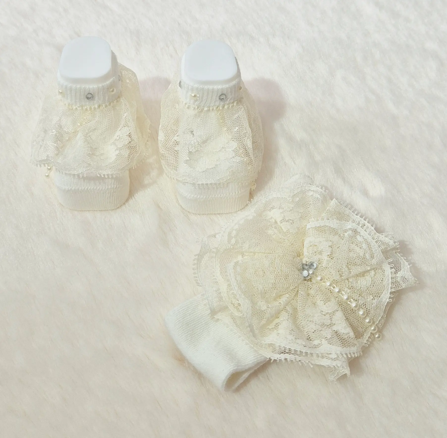 Chaussons + bandeau bébé fille ivoire avec dentelle, perles et strass Au palais des rêves