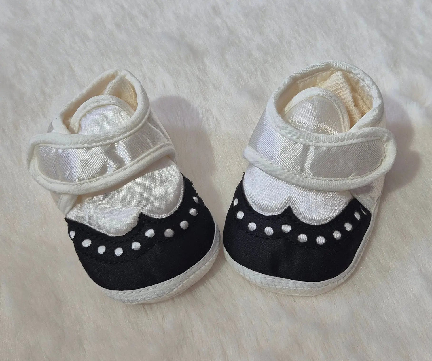 Petits chaussons bébé fille noires et blanches Au palais des rêves