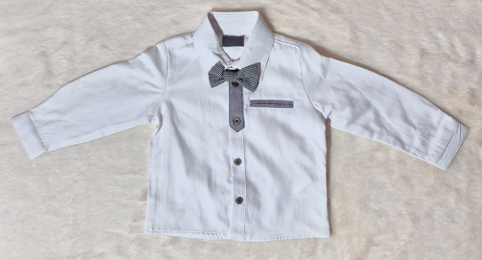 Chemise blanche et pantalon gris avec nœud papillon Au palais des rêves