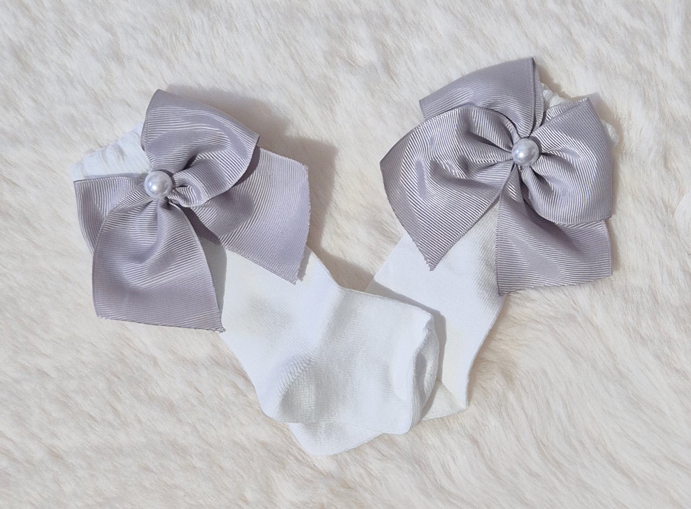 Chaussettes bébé fille avec grand nœud et perle – disponibles en plusieurs couleurs Au palais des rêves