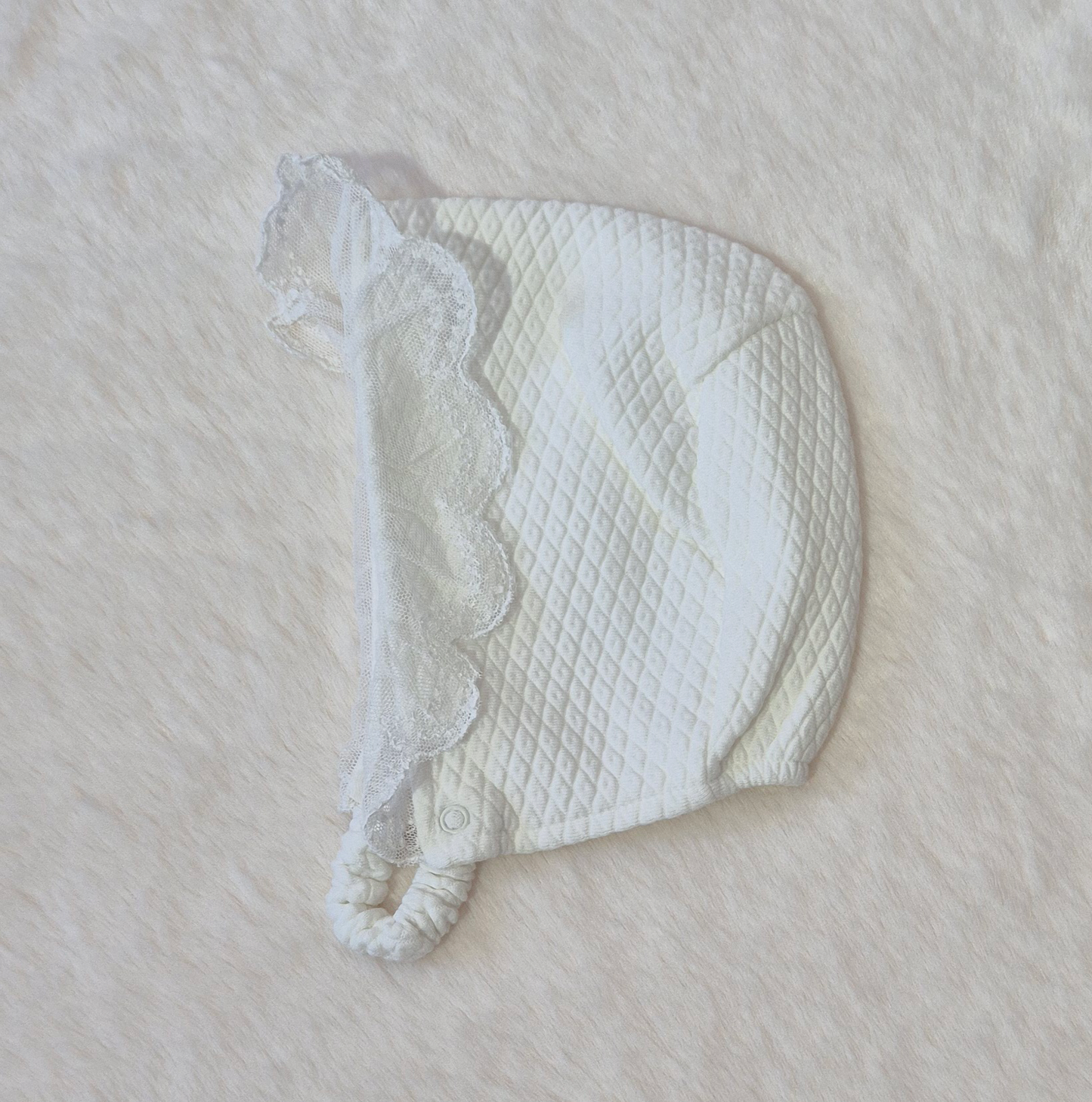 Grenouillère bébé ivoire chic avec dentelle et nœud satiné + bonnet assorti Au palais des rêves