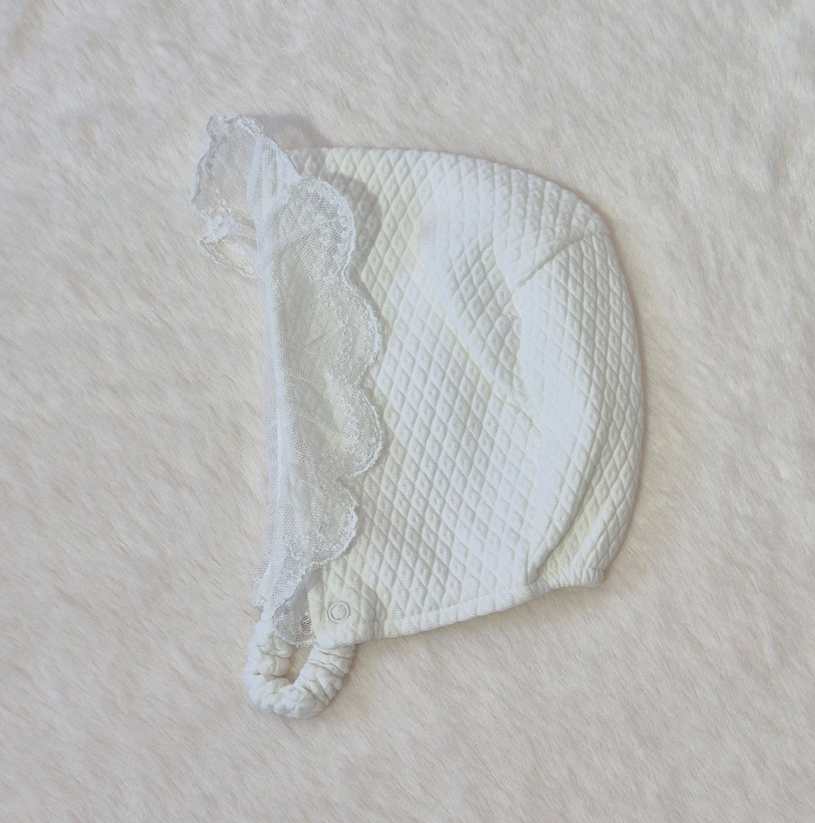 Grenouillère bébé ivoire chic avec dentelle et nœud satiné + bonnet assorti Au palais des rêves