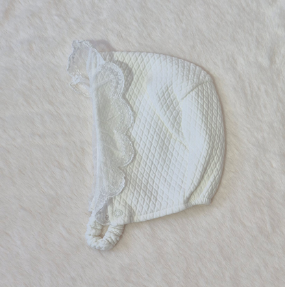 Grenouillère bébé ivoire chic avec dentelle et nœud satiné + bonnet assorti Au palais des rêves