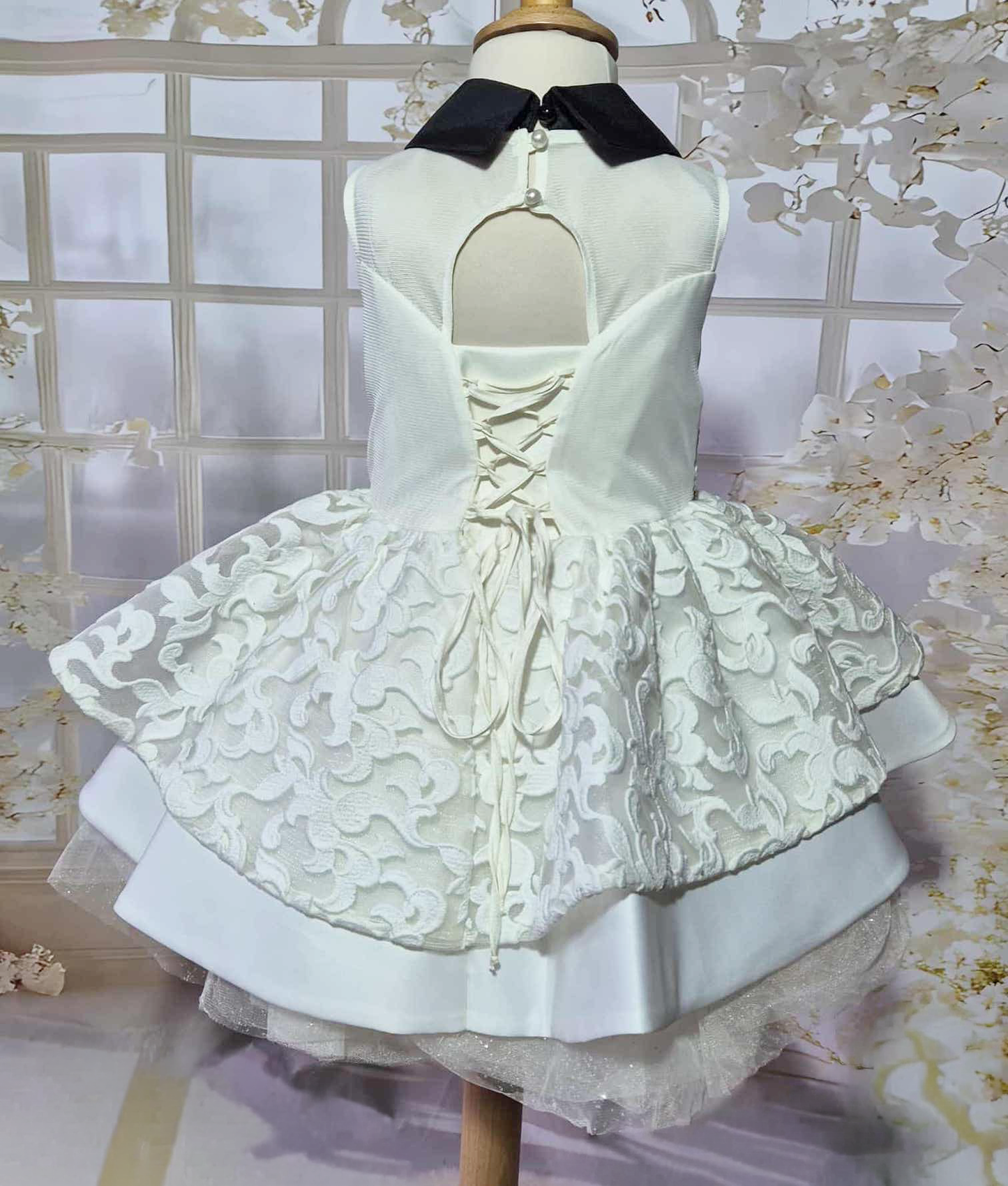 Robe fille blanche et noire à col bijou et jupe volumineuse Au palais des rêves