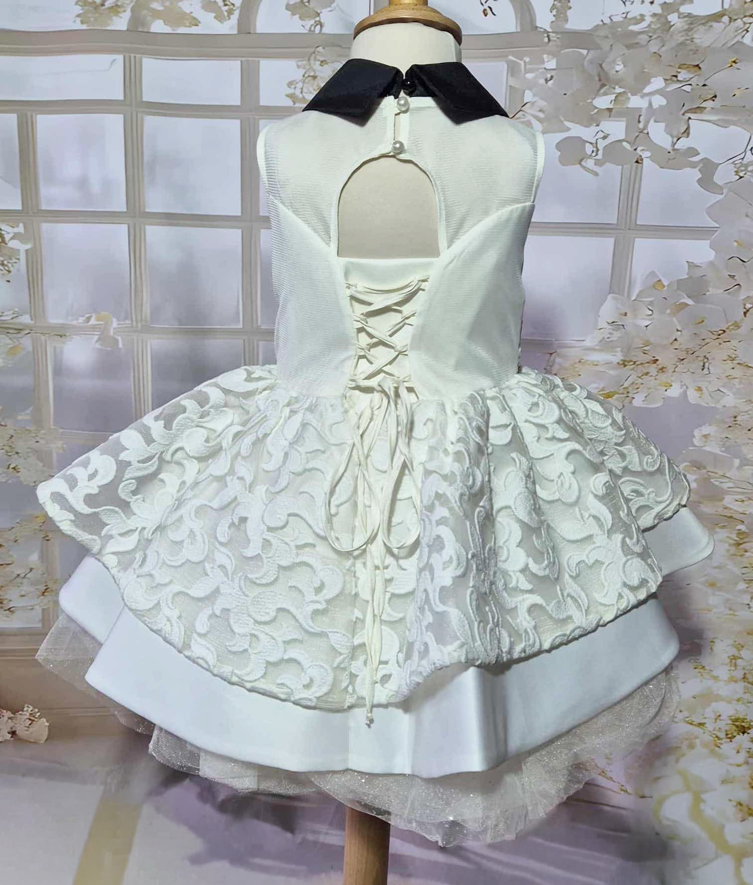 Robe fille blanche et noire à col bijou et jupe volumineuse Au palais des rêves