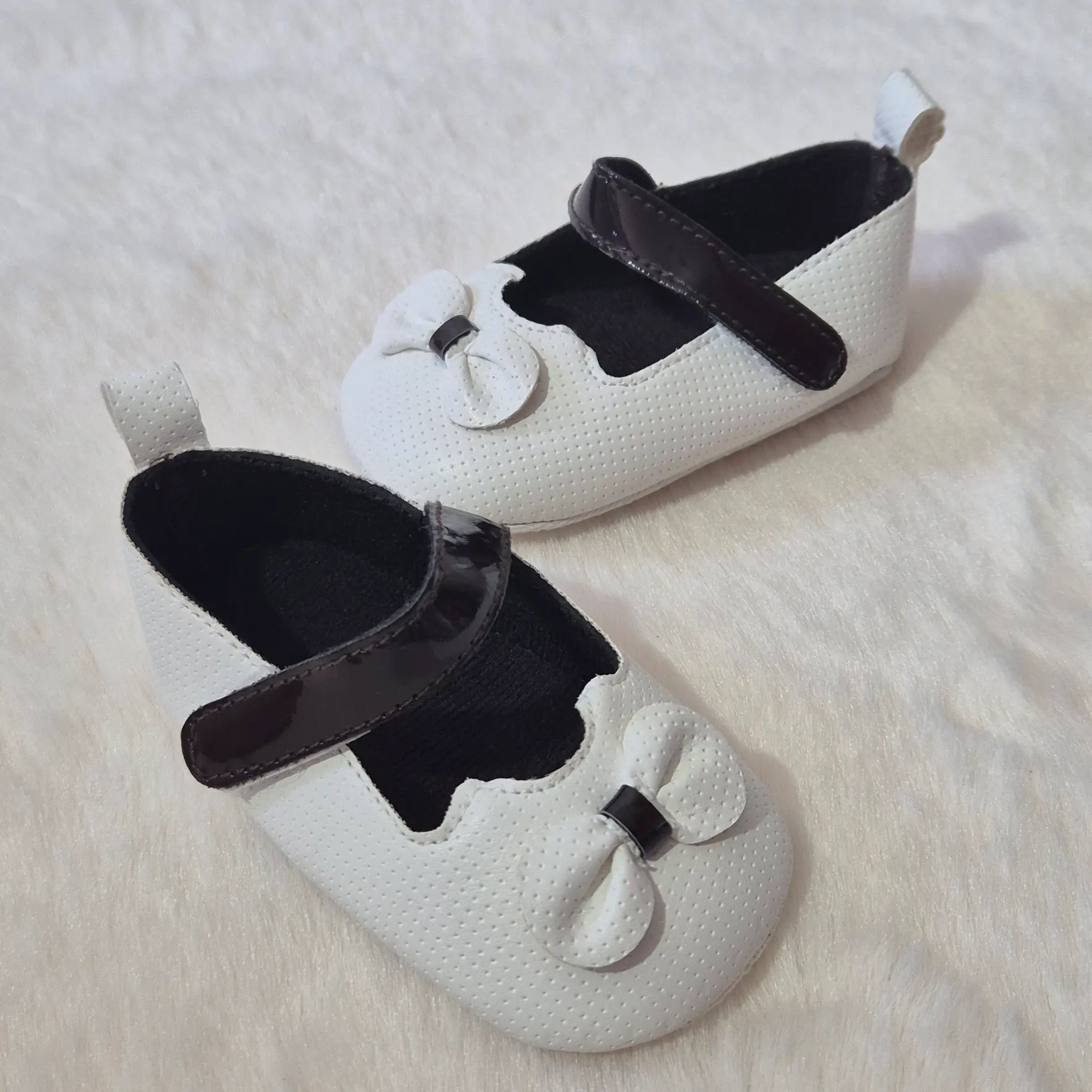 Chaussures élégantes blanches ou roses bébé fille avec nœud Au palais des rêves