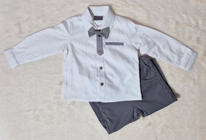 Chemise blanche et pantalon gris avec nœud papillon Au palais des rêves