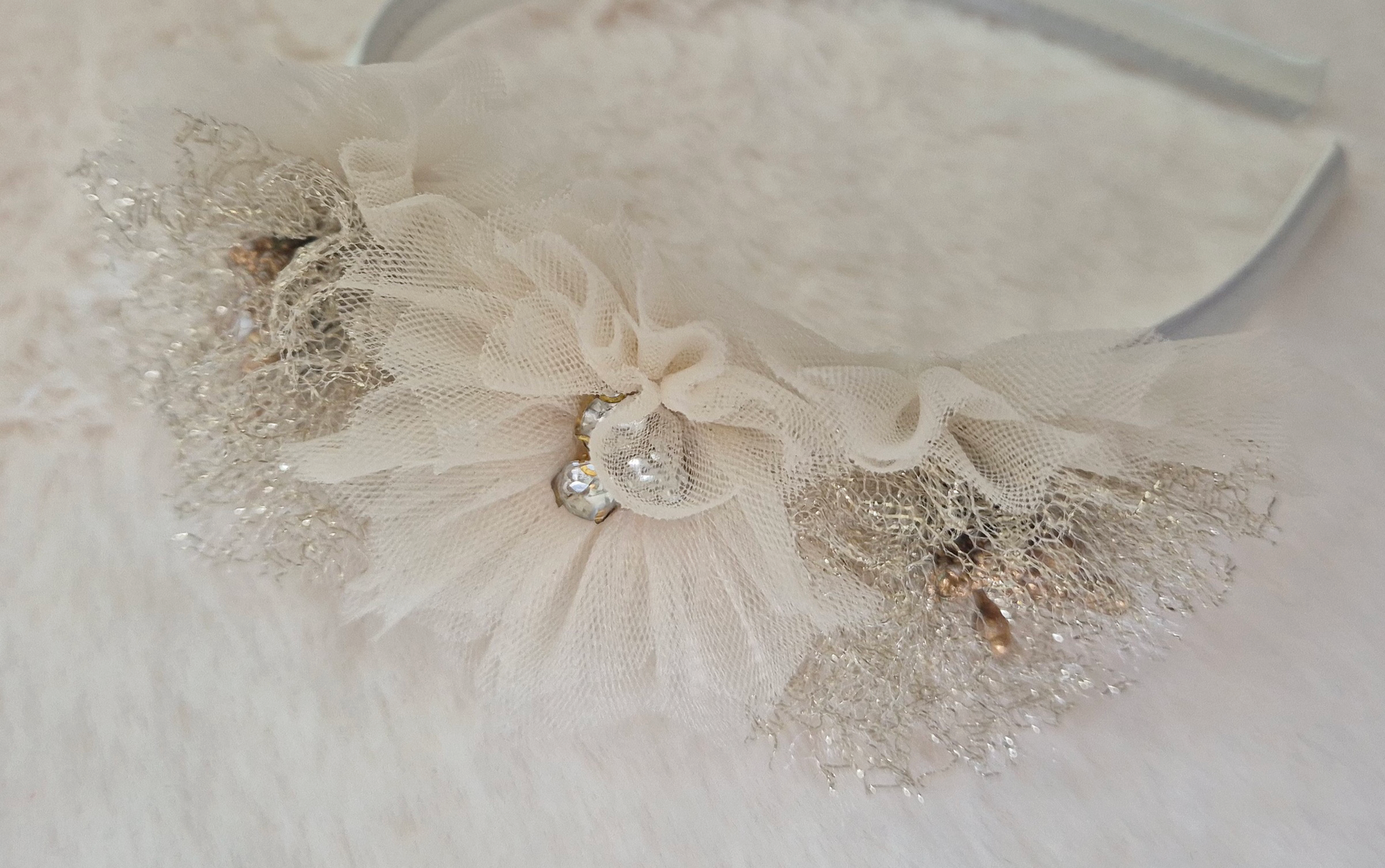 Robe de cérémonie fille ivoire et dorée avec jupe en tulle volumineux et serre-tête assorti Au palais des rêves