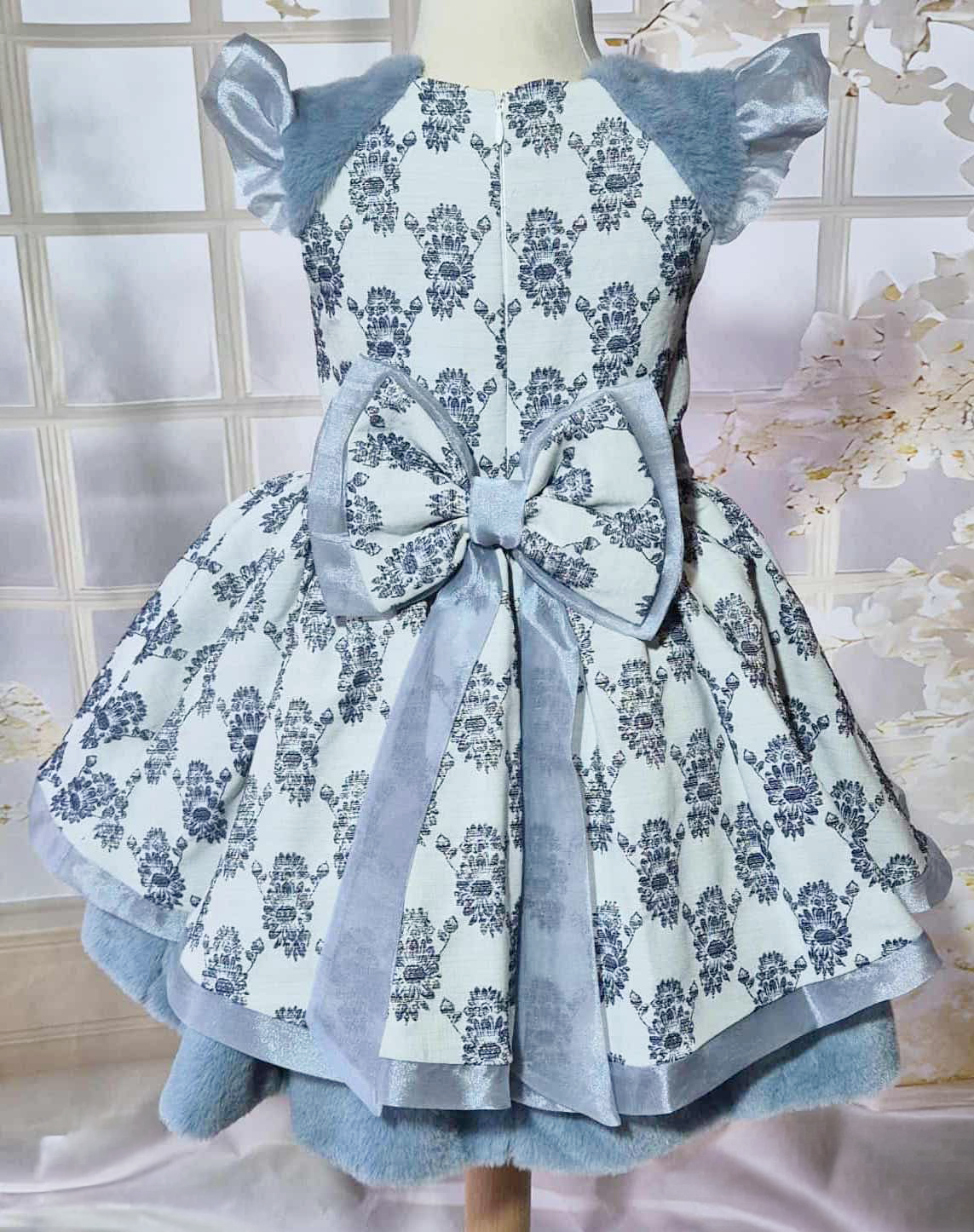 Robe de cérémonie fille bleue à motifs floraux et fausse fourrure Au palais des rêves