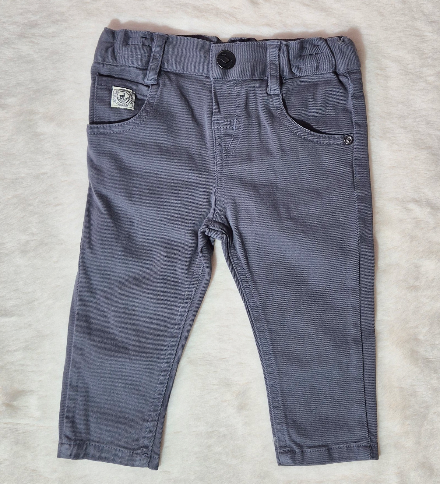 Chemise blanche et pantalon gris avec nœud papillon Au palais des rêves