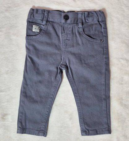 Chemise blanche et pantalon gris avec nœud papillon Au palais des rêves