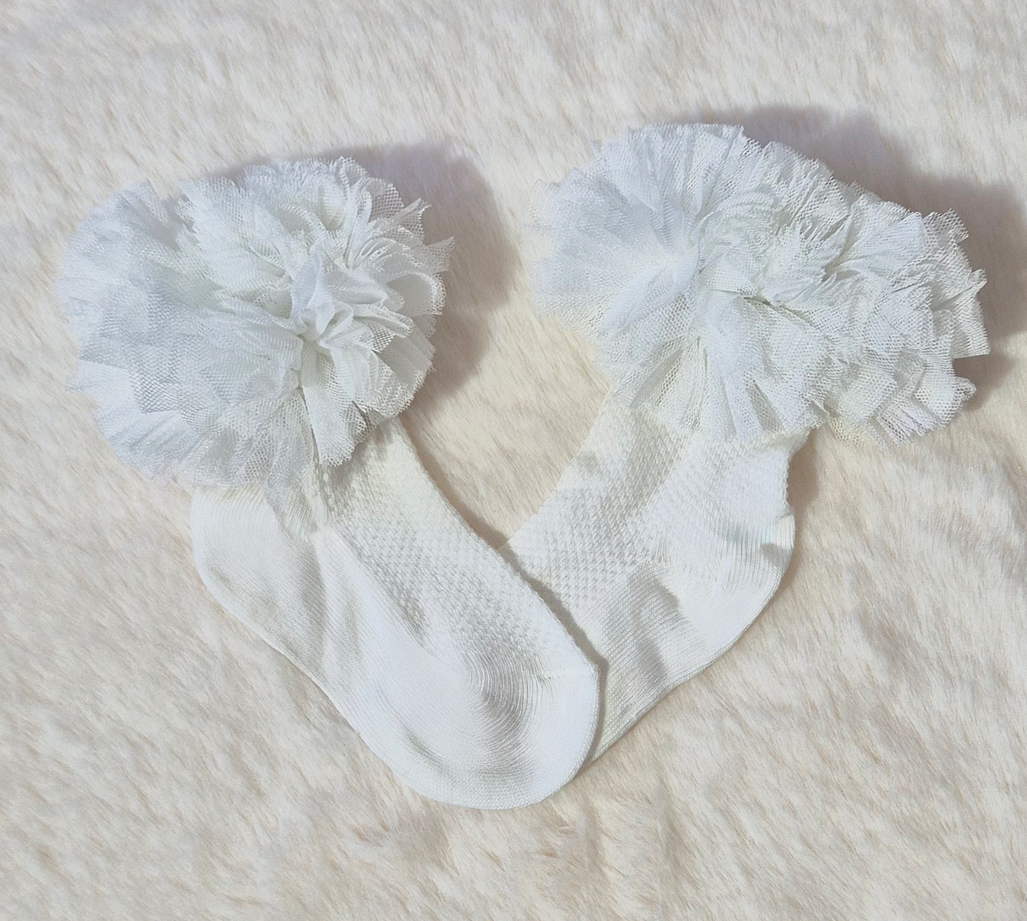 Chaussettes bébé fille avec pompons en tulle – disponibles en plusieurs couleurs Au palais des rêves