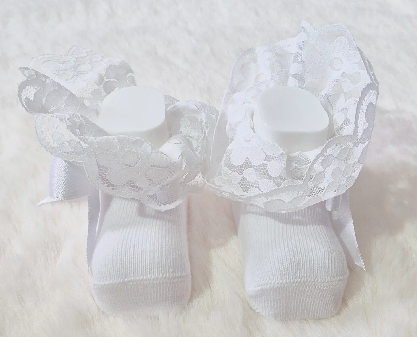 Chaussons bébé fille blancs avec dentelle et ruban Au palais des rêves