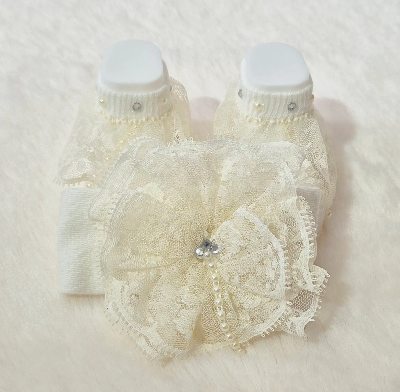 Chaussons + bandeau bébé fille ivoire avec dentelle, perles et strass Au palais des rêves