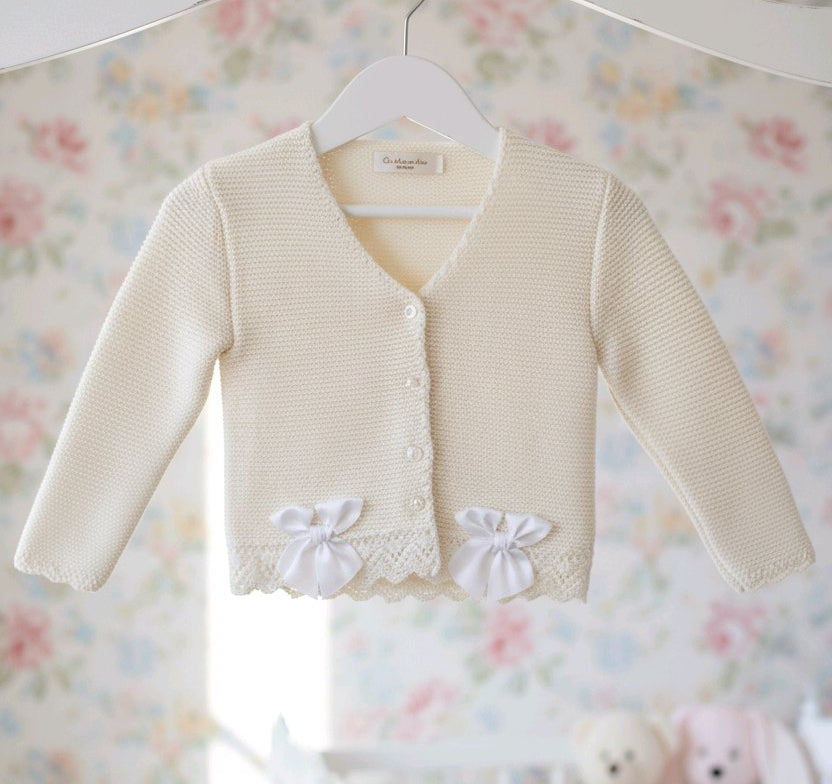 Gilet bébé en tricot avec dentelle et nœuds satinés