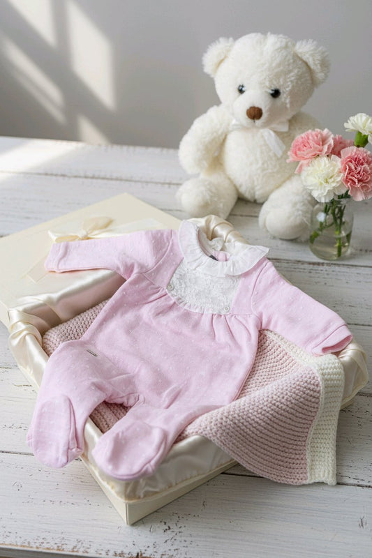 Grenouillère bébé fille rose à pois avec col dentelle + bonnet assorti