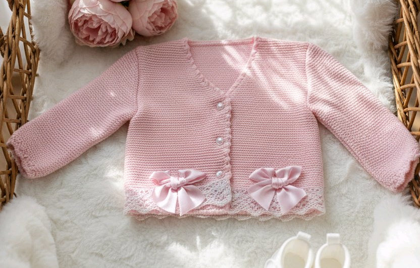 Gilet bébé en tricot avec dentelle et nœuds satinés
