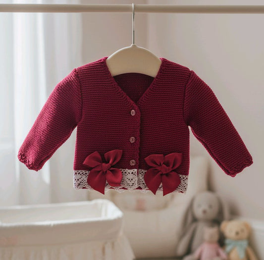 Gilet bébé en tricot avec dentelle et nœuds satinés