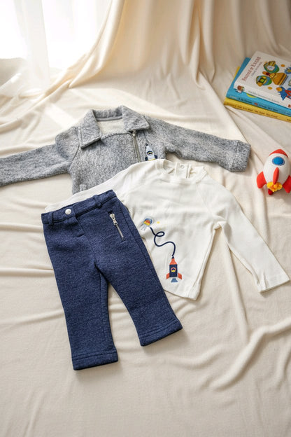 Ensemble garçon – Veste grise, t-shirt fusée et pantalon bleu