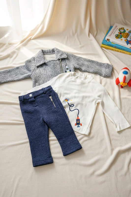 Ensemble garçon – Veste grise, t-shirt fusée et pantalon bleu